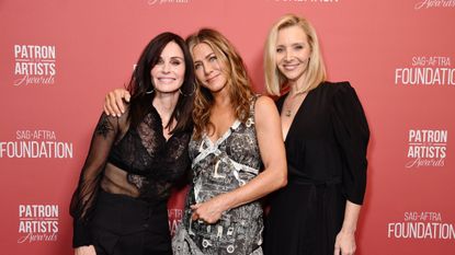 beverly hills, california november 07 l r courteney cox, winner of the artists inspiration award jennifer aniston and lisa kudrow attend sag aftra foundations 4th annual patron of the artists awards at wallis annenberg center for the performing arts on november 07, 2019 in beverly hills, california photo by gregg deguiregetty images for sag aftra foundation