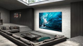 Samsung microLED TV im Wohnzimmer mit Sofa