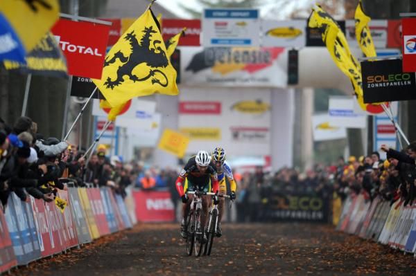 Nys leads the sprint to the line in Gavere.