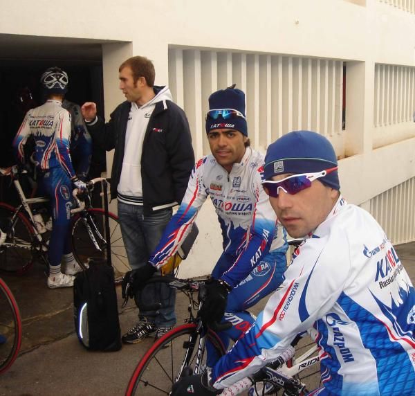 Italians Danilo Napolitano and Luca Mazzanti wait for their Katusha teammates.
