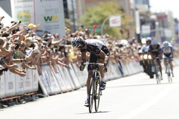 New Zealand national champion Hayden Roulston (HTC-Highroad) launched an attack with 9km remaining and looks back to see Ryan Roth (SpiderTech p/b C10) and Oscar Alverez (Gobernacion de Antioquia) bridging up.