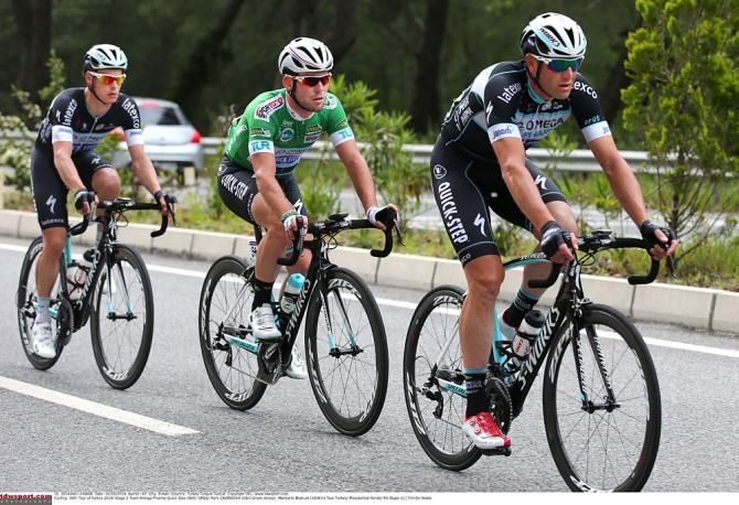 Mark Cavendish sits in with his teammates