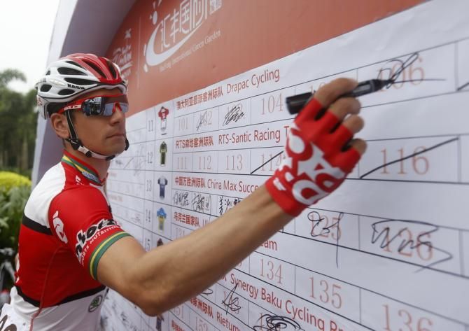 Riders sign in for stage 4