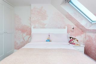 How to organize a kid's room with pink wallpaper Zulufish project