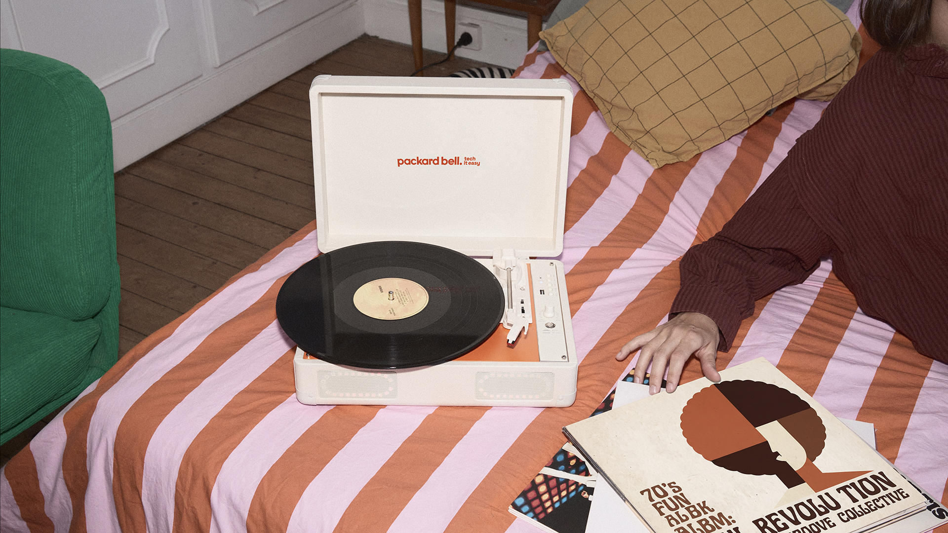 Packard Bell DotLoop turntable in a briefcase