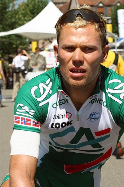 Thor Hushovd appears in be in some pain today, not even able to sign an autograph.
