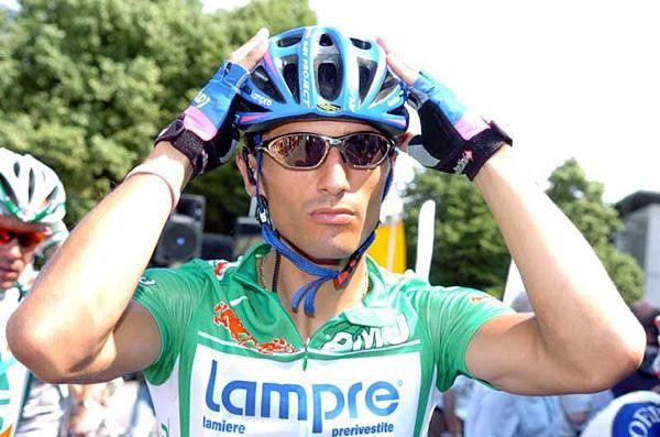 Daniele Bennati (Lampre-Fondital) adjusts the gear
