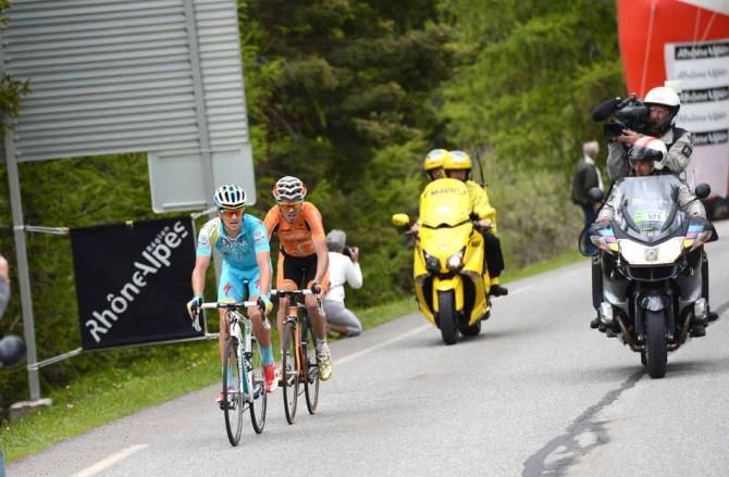 Jakob Fuglsang (Astana) and Samuel Sanchez (Euskaltel-Euskadi) worked well to hold off the chasers.