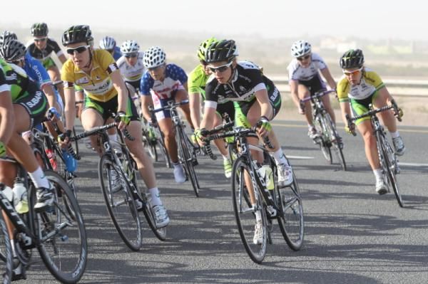 Race leaderJudith Arndt (GreenEdge-AIS) surrounded by teammates in the peloton
