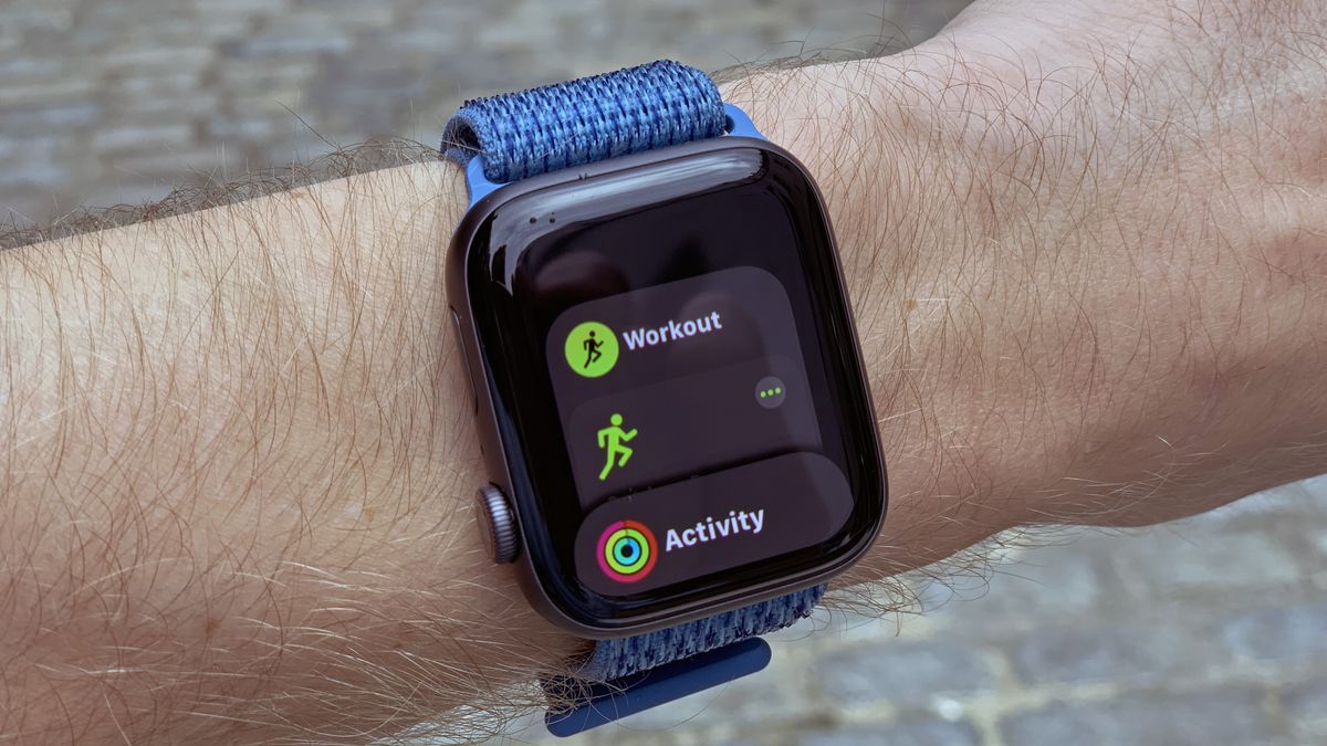 Fitbit Versa vs Apple Watch 4: two of the greatest smartwatches clash ...