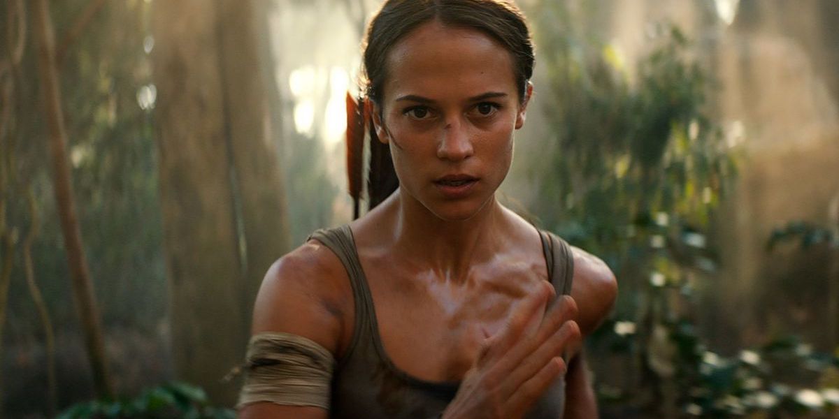 Alicia Vikander&#039;s Lara Croft running in the jungle in Tomb Raider