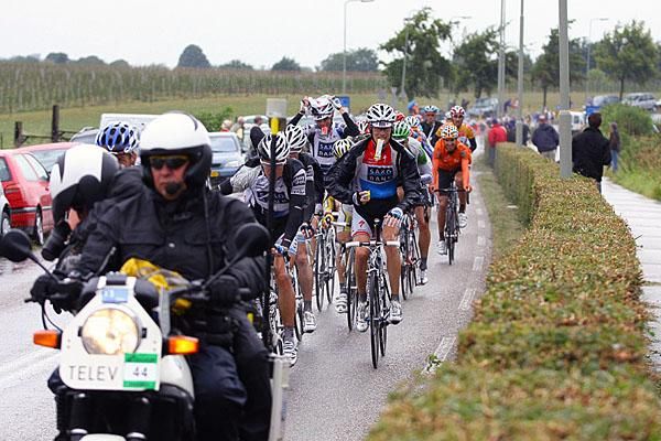 The peloton passes the 118km mark... only 107km to go.