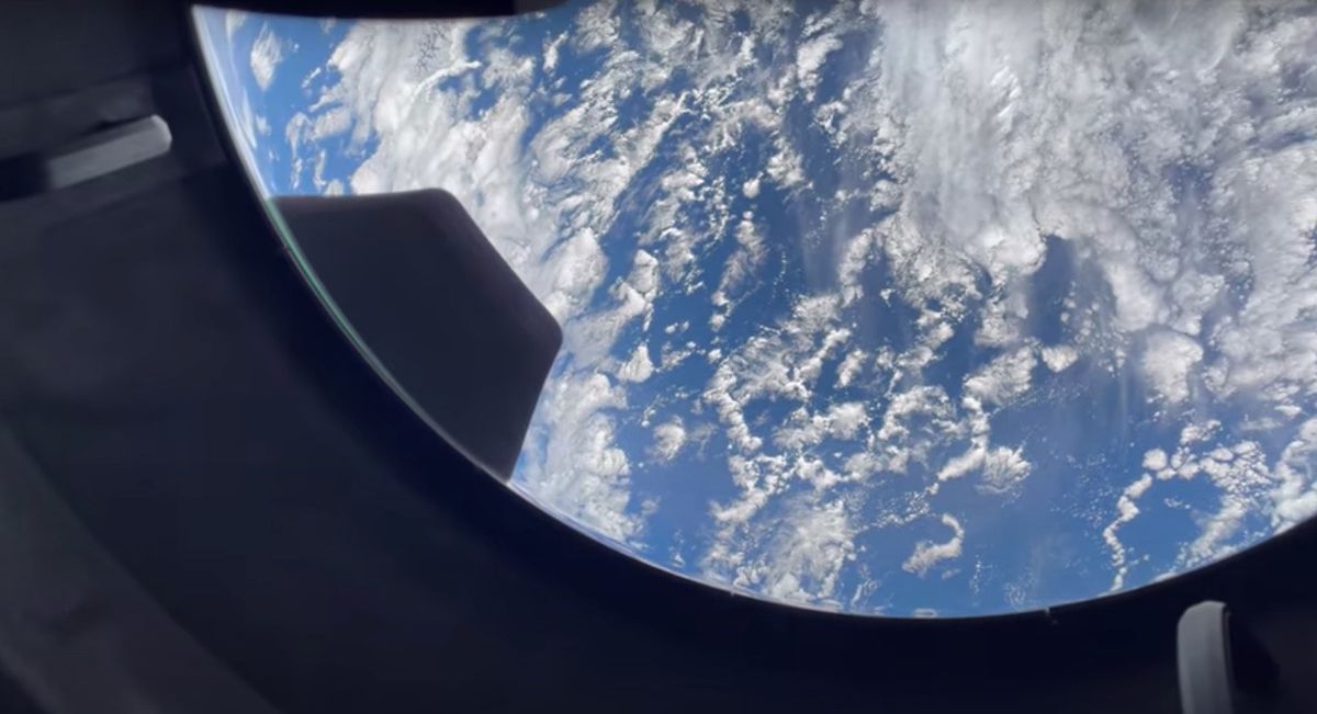 Watch SpaceX's Inspiration4 astronauts see Earth through their huge window for the 1st time (video)