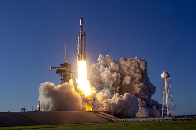 SpaceX Test-Fires Falcon Heavy Megarocket for Its 1st Night Launch