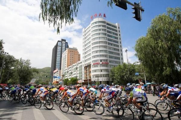 The peloton racing through the streets of Xining.