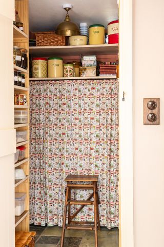 cottage kitchen shelves