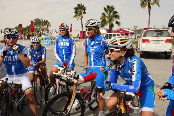 The Italian team, including World Champion, Giorgia Bronzini, has a meeting pre-start