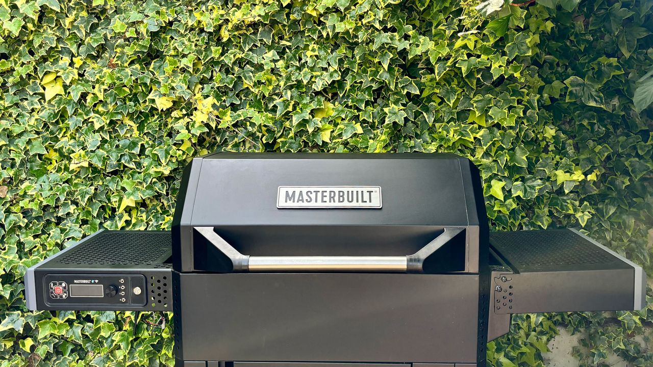 Masterbuilt Autoignite series 545 bbq in front of wall of ivy 