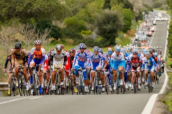 The peloton chasing the breakaway.