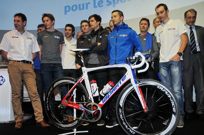 The FDJ.fr team gathers around the team bike
