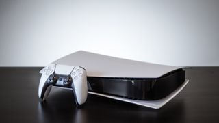 PS5 in horizontaler Ausrichtung mit DualSense-Controller auf einem dunklen Tisch