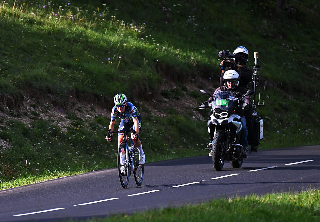 CHATEL LES PORTES DU SOLEIL, FRANCE - AUGUST 03: Sarah Gigante of Australia and Team AG Insurance - Soudal competes in the chase group climbing down the Col du Corbier (1237m) during the 4th Tour de France Femmes 2025, Stage 9 a 124.1km stage from Praz-sur-Arly to Chatel Les Portes du Soleilon 1298m / #UCIWWT / August 03, 2025 in Chatel Les Portes du Soleil, France. (Photo by Tim de Waele/Getty Images)