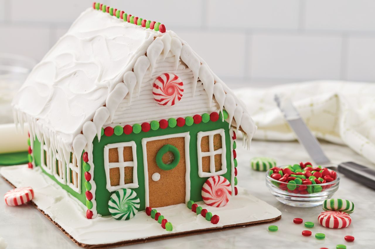 Wilton Ready to Decorate Dressed for the Holidays Gingerbread House Decorating Kit