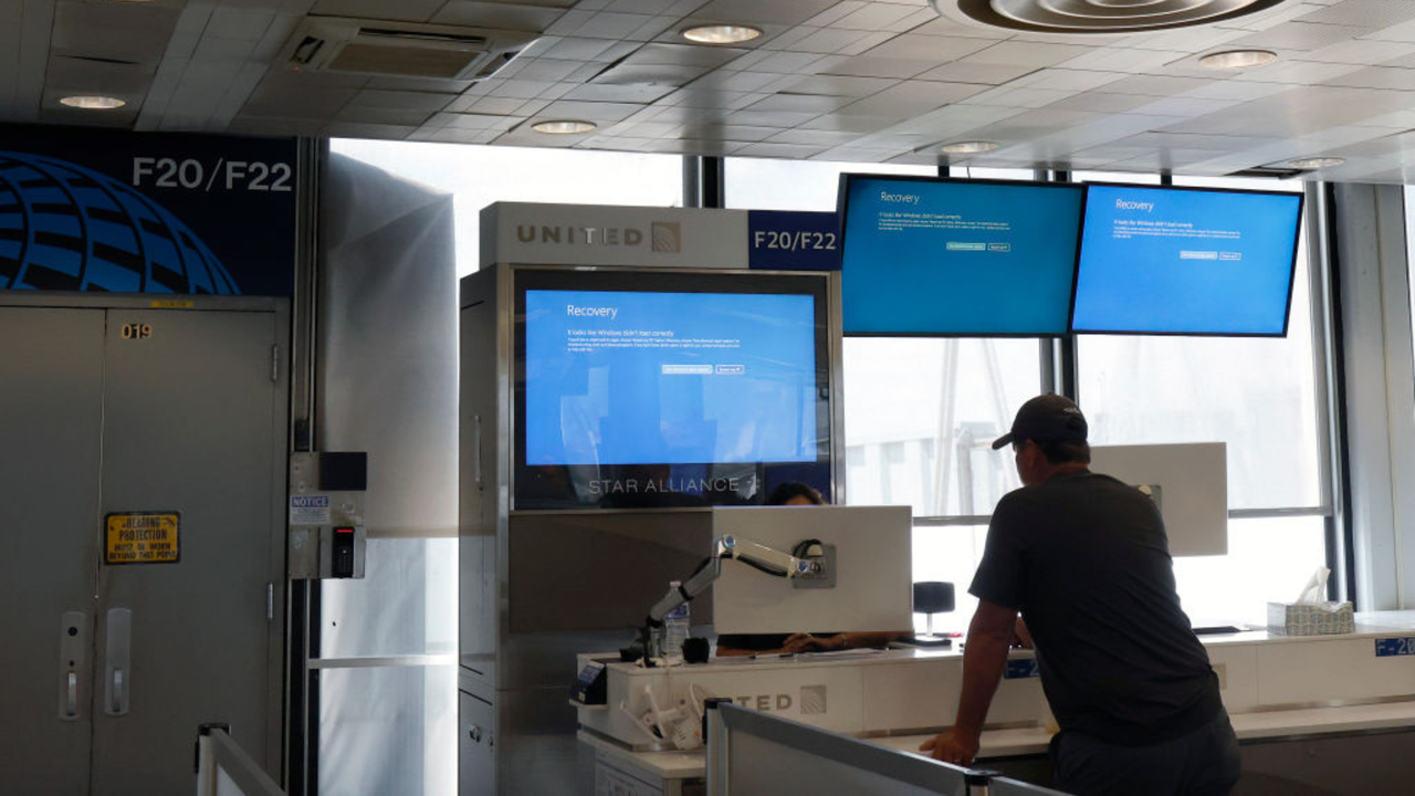 United Airlines screens show blue displays during massive IT Outage