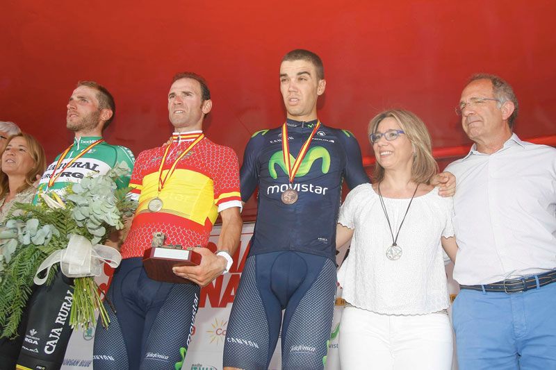 The final podium. Left to right: Barbero, Valverde, Herrada, C&aacute;ceres' mayor and Jos&eacute; Luis L&oacute;pez Cerr&oacute;n, president of the RFEC (Spanish cycling federation).