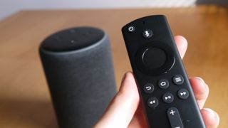 Du kannst deinen Amazon Echo mit Fire TV-Geräten verbinden, um diese per Sprache zu steuern - auch wenn die Navigation nicht immer einwandfrei funktioniert.