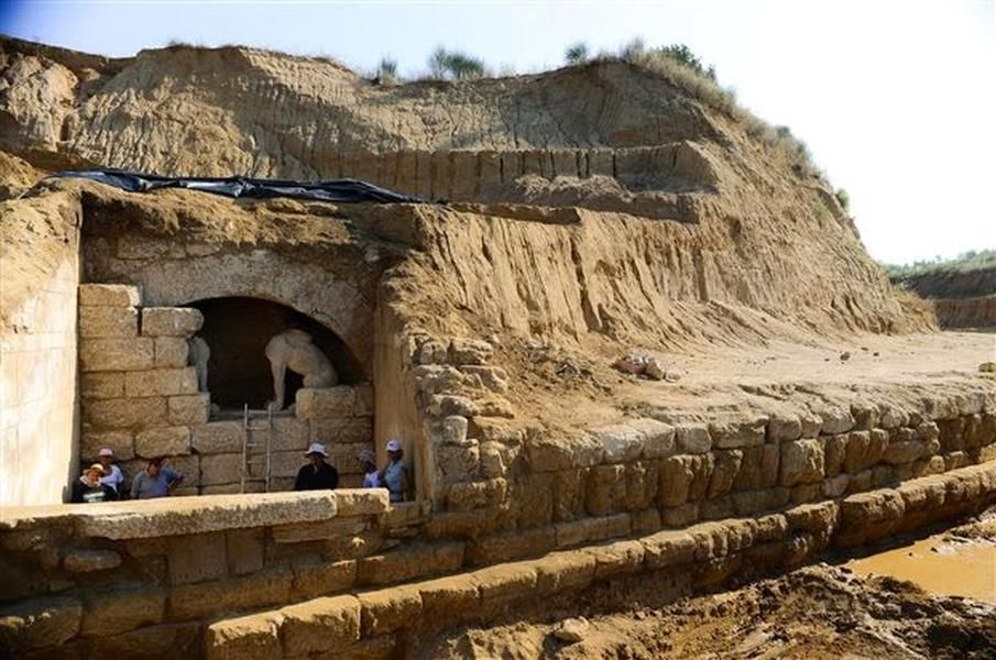 Archaeologists discover &amp;#039;secret vault&amp;#039; in Alexander the Great-era tomb