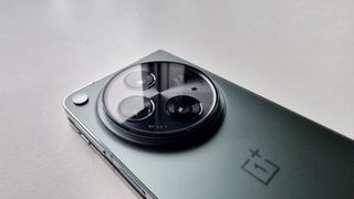 OnePlus Open ligger på et bord med kameramodulet opad