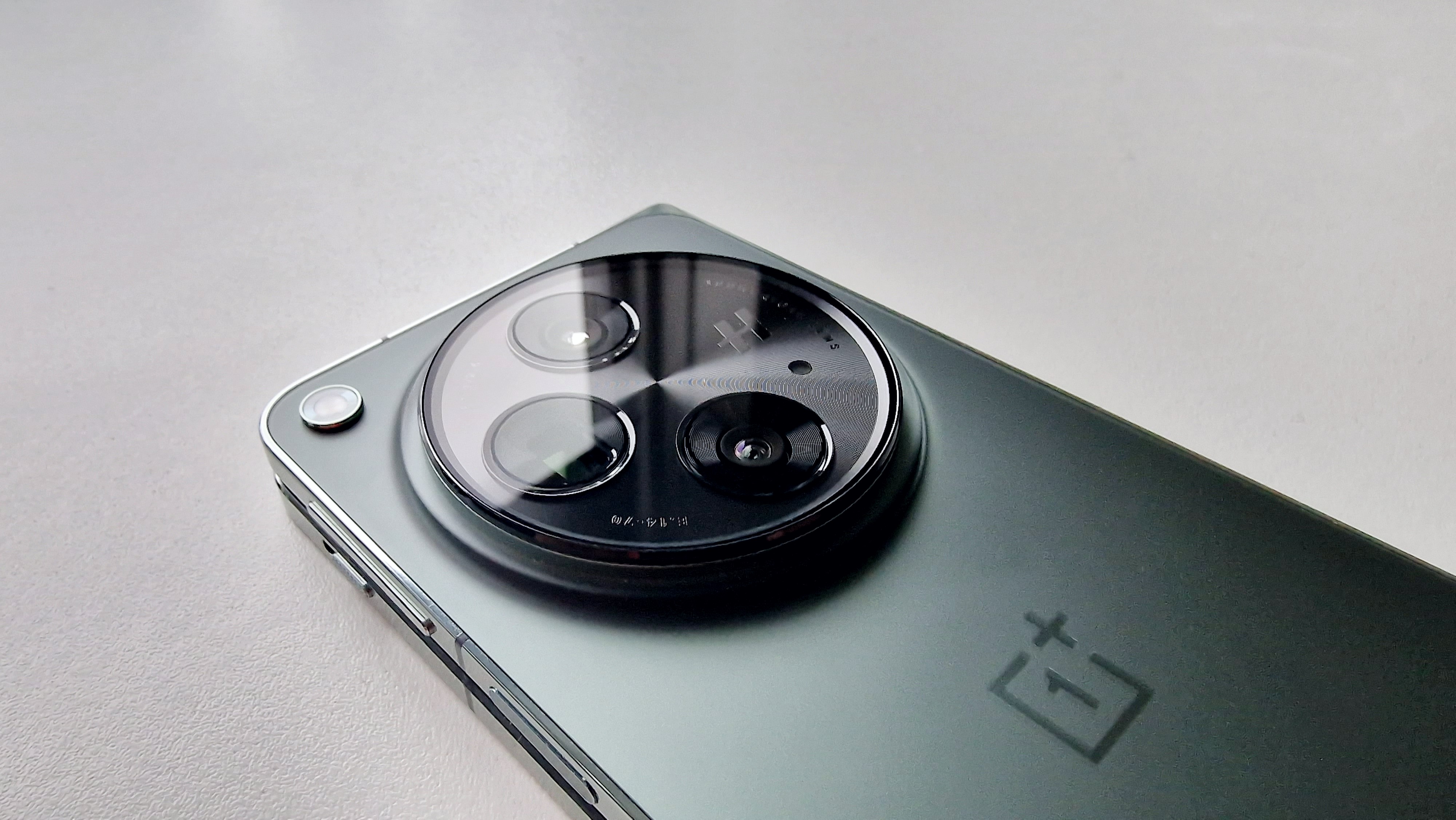 OnePlus Open ligger på et bord med kameramodulet opad