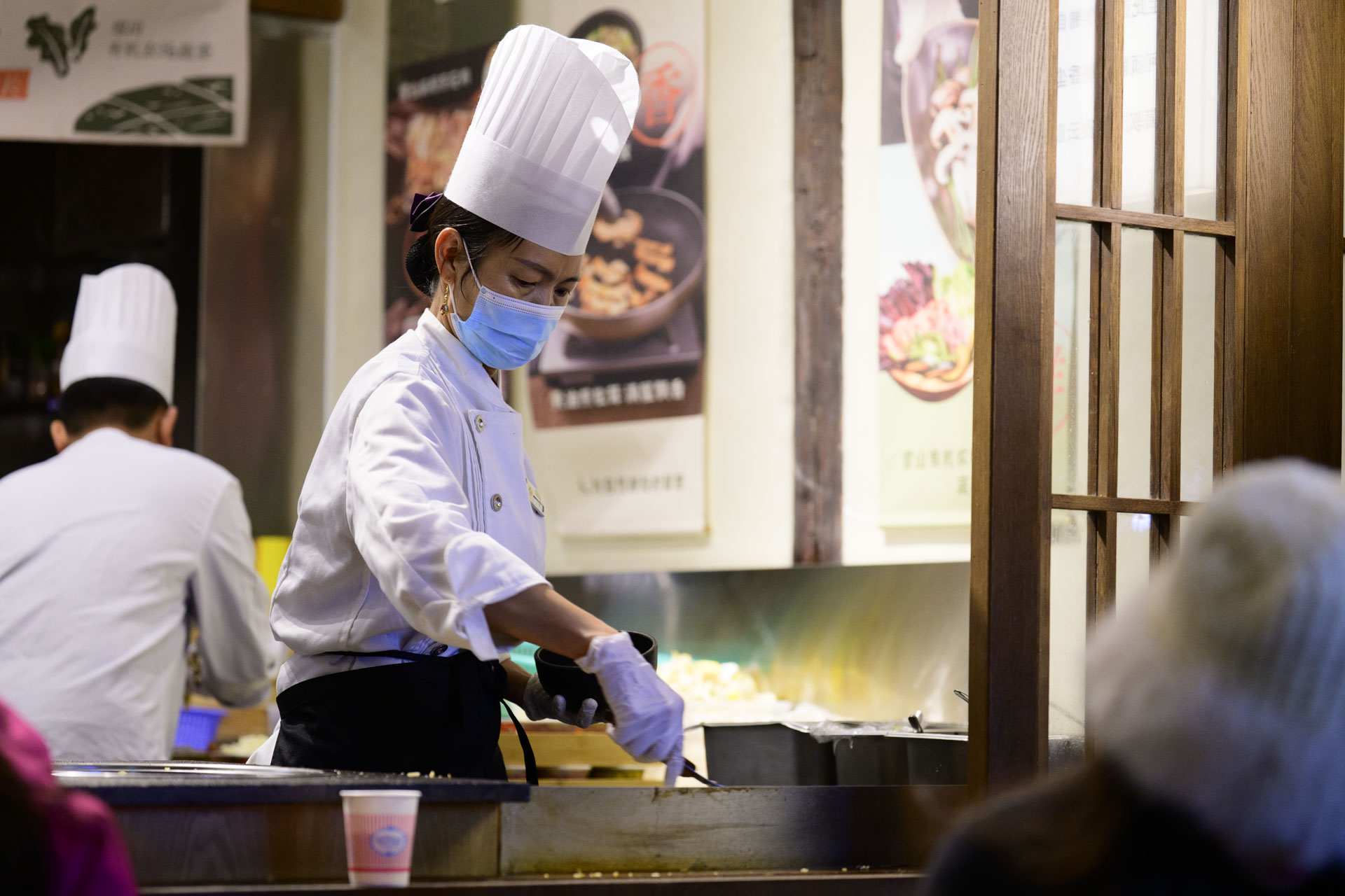 Nikon Z 70-200mm f/2.8 VR S II image gallery: a street scene at night in the Yunnan province of China &ndash; a chef. inaction