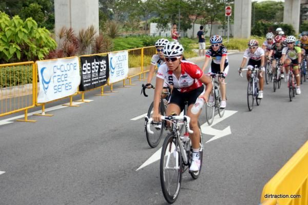 Dinah Chan (Team Fuji) closely marked by fellow compatriot Serene Lee (PICO-BikeLabz)
