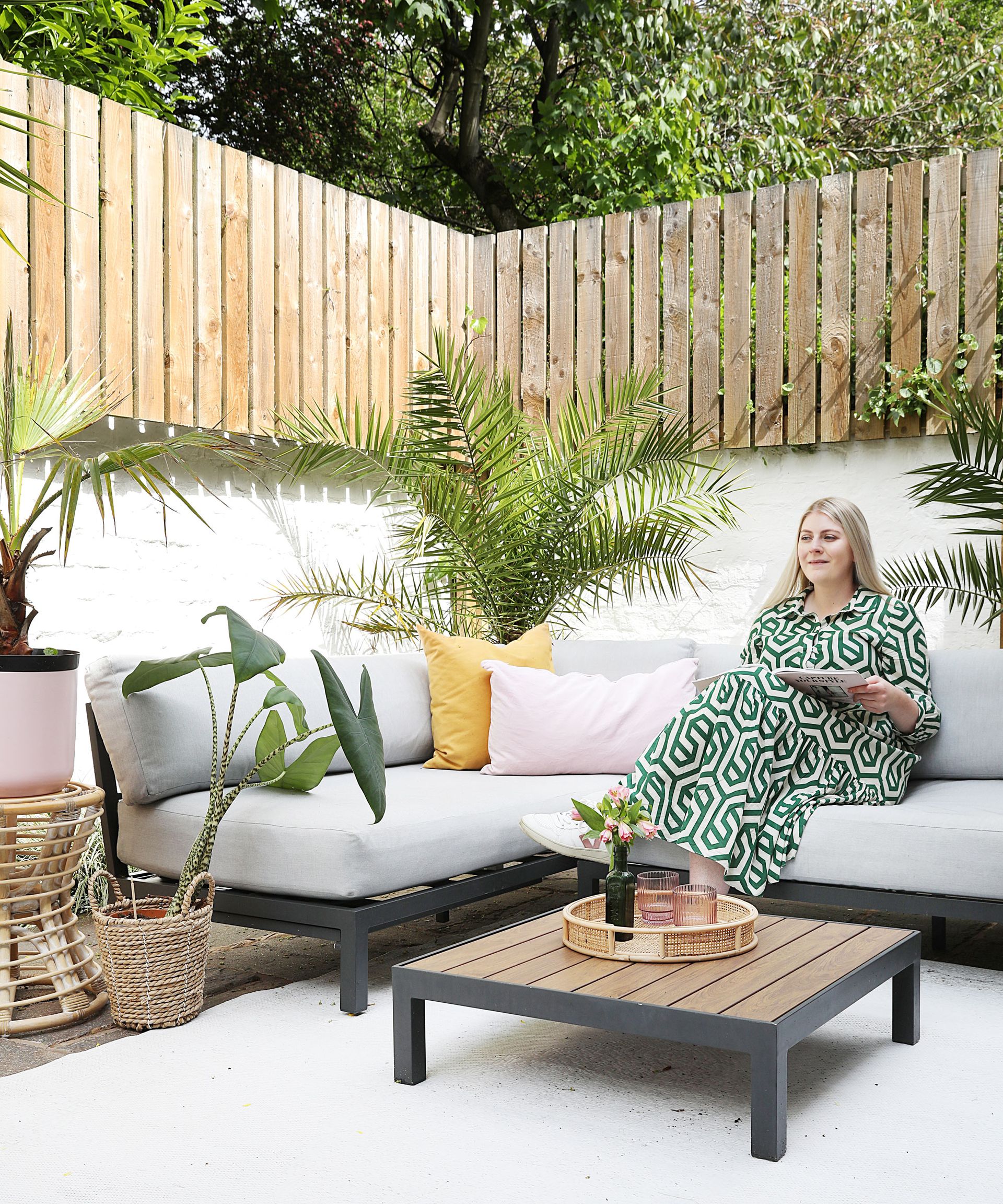 Esther Pillans membawa sentuhan apik Paris ke teras bergaya Victoria yang telah direnovasi