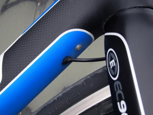The clever convertible cable routing easily switches between internal Di2 and external mechanical setups with no additional holes required
