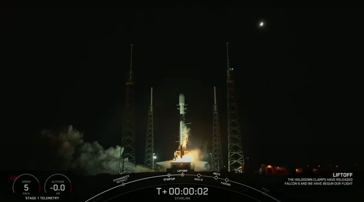 SpaceX vynese na oběžnou dráhu 51 satelitů Starlink a vesmírnou lokomotivu