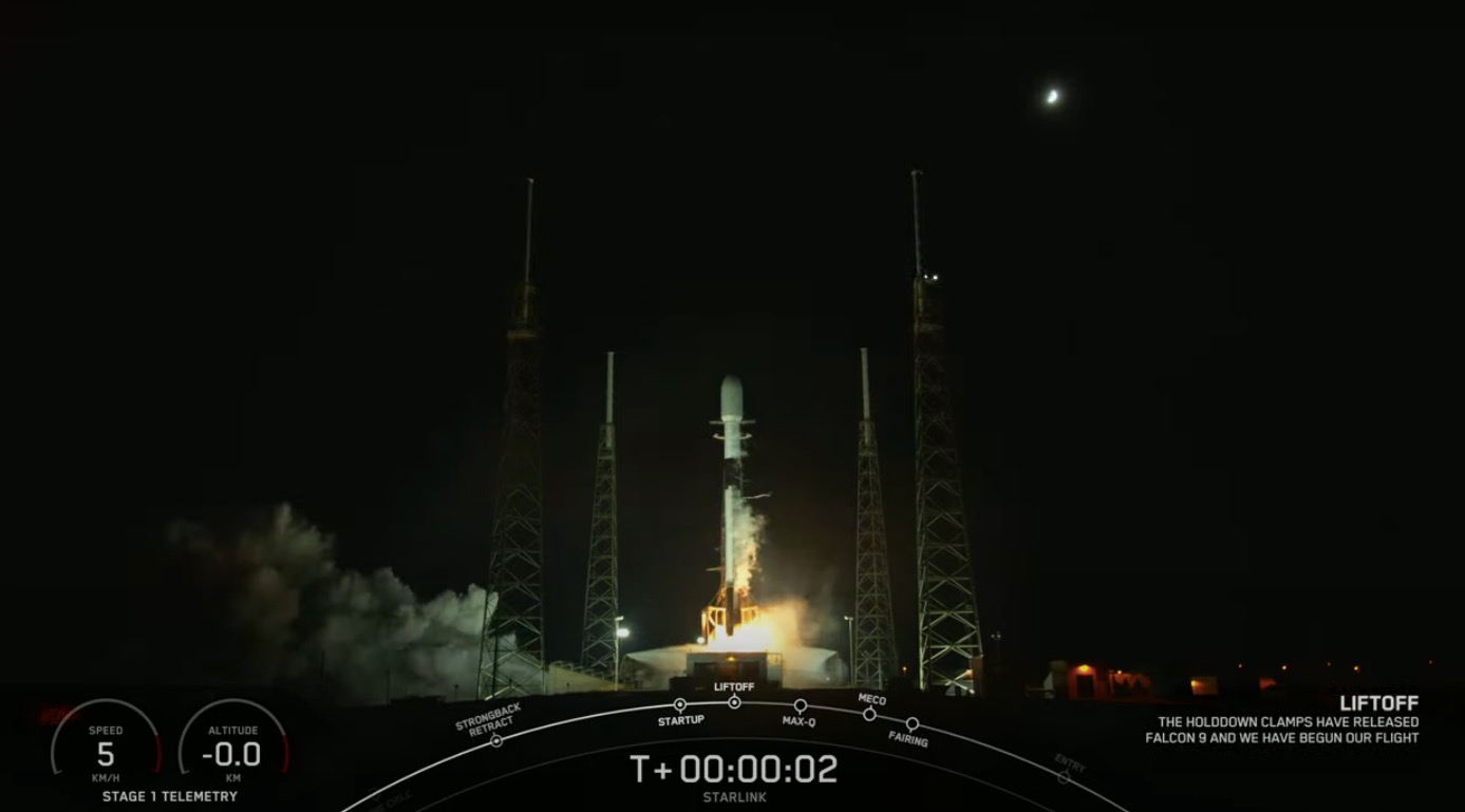 El cohete Spacex despega, con el tablero de estadísticas de lanzamiento superpuesto al frente