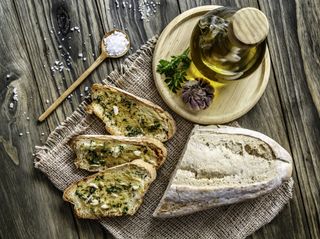 garlic basil and olive oil bruschetta