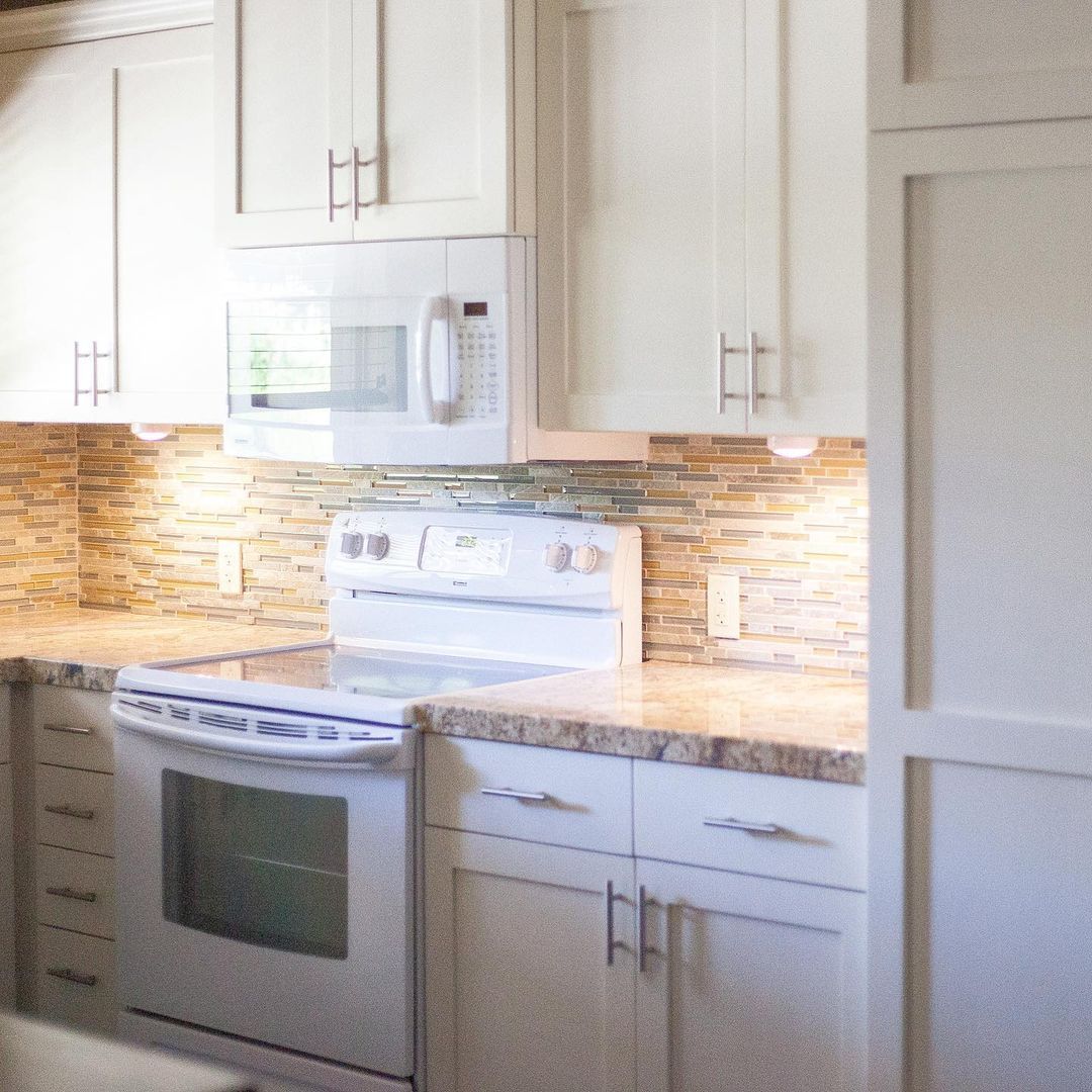 Dapur dengan pencahayaan kabinet