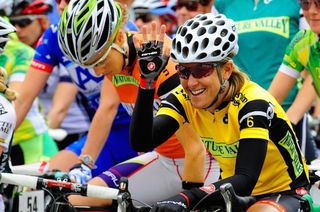 Nature Valley Grand Prix leader Kristin Armstrong (Cervelo Test Team) waves to the Saint Paul fans