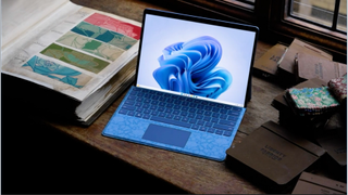 Surface Laptop på ett skrivbord
