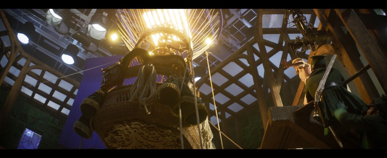 Making the VFX for Wicked; an air balloon in a film studio