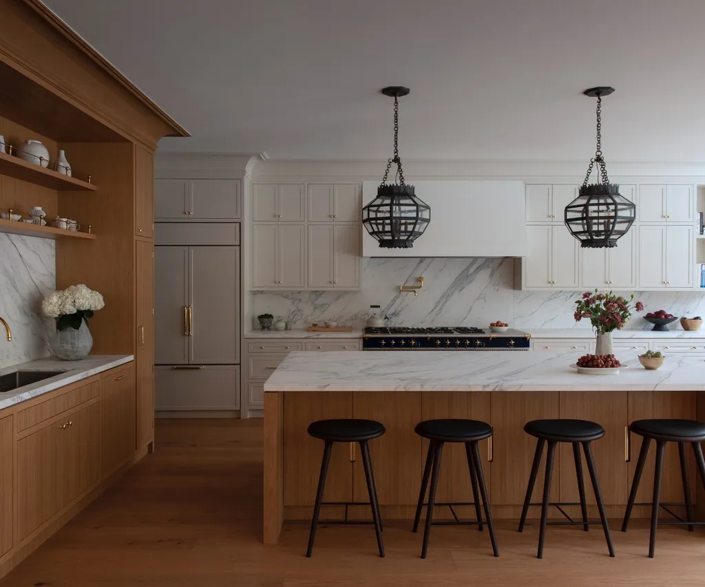 Küchenträume in Holzoptik: Zeitlose Ideen, Design-Trends und Experten-Tipps 8 Kontraste schaffen mit einem Mix aus Holz und weißen Schränken