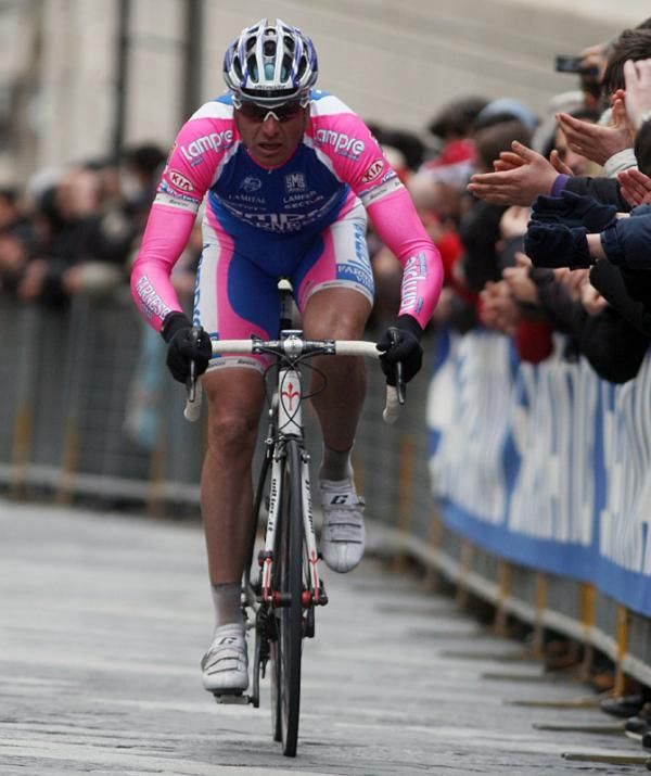 Alessandro Petacchi (Lampre - Farnese Vini) powers to the finish line for second place.