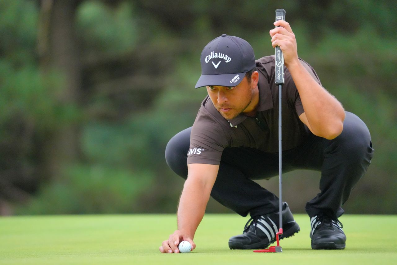 Xander Schauffele lining up a putt on the green at the Baycurrent Classic in Japan
