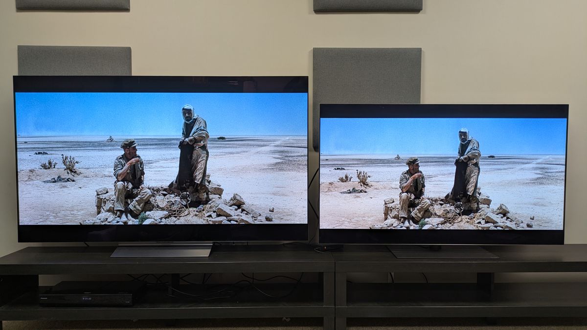 LG C6 (left) and LG G5 (right) with a scene from Lawrence of Arabia on-screen, featuring Lawrence and a guide in the desert. The whites of the sand look brighter on the G5