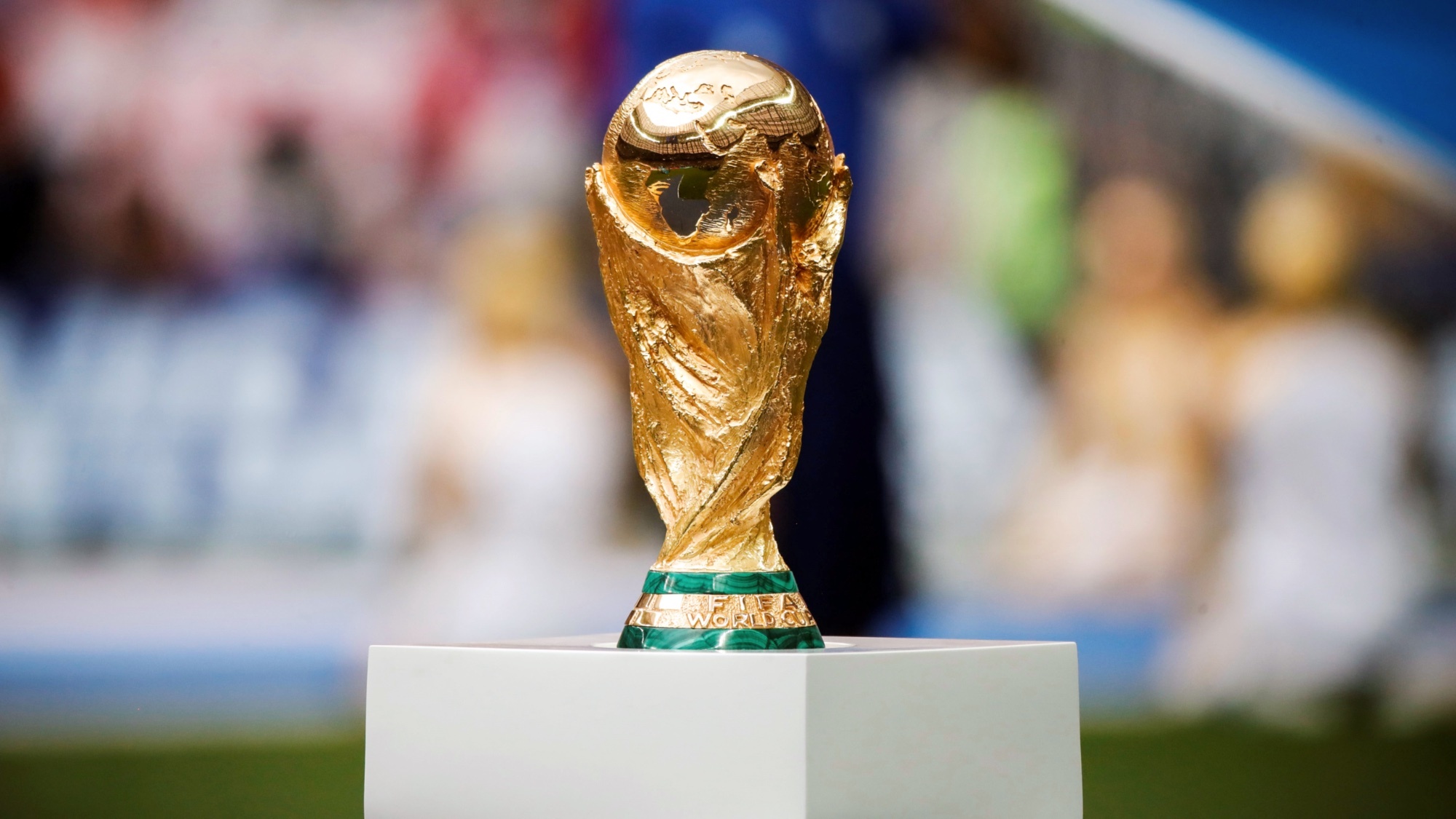 Трофей чемпионата мира по футболу перед финальным матчем между Францией и Хорватией в 2018 году.
