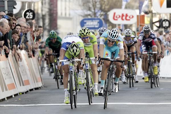 Peter Sagan (Liquigas-Cannondale) wins stage 1 by a hair